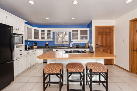 Well equipped kitchen with breakfast bar