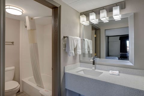 Combined shower/tub, towels