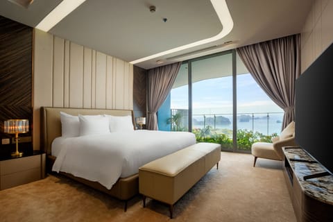 One Bedroom Premier Residence Ocean | Premium bedding, minibar, in-room safe, desk