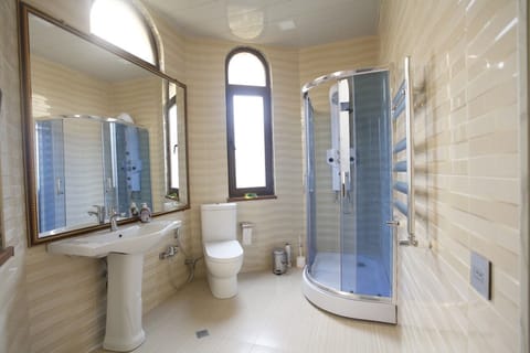 Luxury Villa | Bathroom | Deep soaking tub, free toiletries, hair dryer, bathrobes