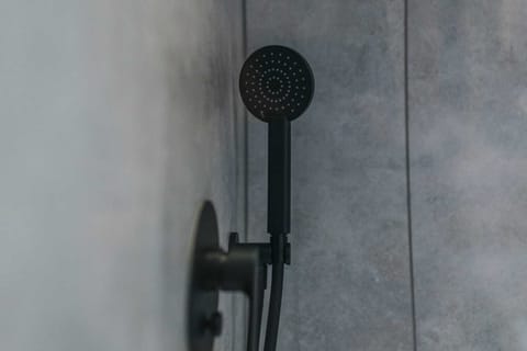 Deluxe Studio | Bathroom shower