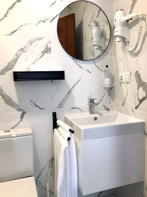 Double Room | Bathroom | Shower, rainfall showerhead, free toiletries, hair dryer