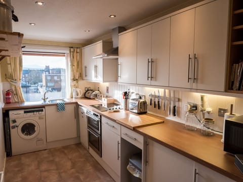 Apartment, 2 Bedrooms | Private kitchen | Electric kettle