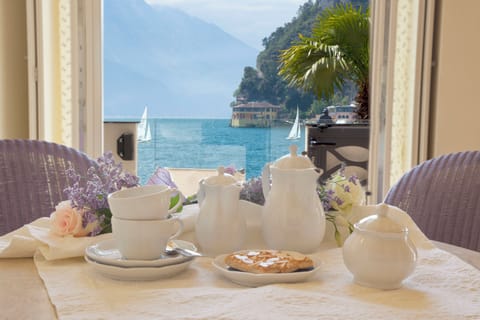 Camera Imperial Fronte Lago - Terrazzo - Jacuzzi | In-room safe, soundproofing, free WiFi, bed sheets