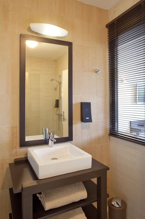 Comfort Room, 1 Bedroom, River View | Bathroom sink