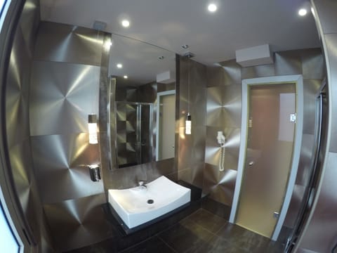 Junior Suite | Bathroom | Combined shower/tub, free toiletries, hair dryer, slippers