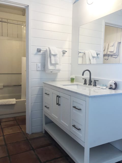Royal Cottage, 2 Bedrooms | Bathroom | Shower, free toiletries, bathrobes, towels