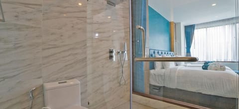 Deluxe Triple Room | Bathroom shower