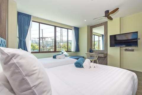 Elite Double Room | In-room safe, desk, laptop workspace, blackout drapes