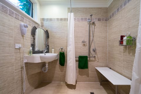 Luxury House | Bathroom | Separate tub and shower, jetted tub, free toiletries, hair dryer