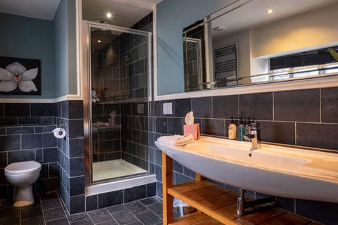 Room, 1 King Bed, Ensuite (Room 5) | Bathroom | Towels