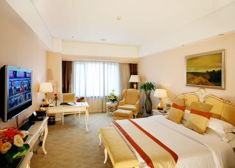 Executive Room | Free minibar items, in-room safe, desk, blackout drapes