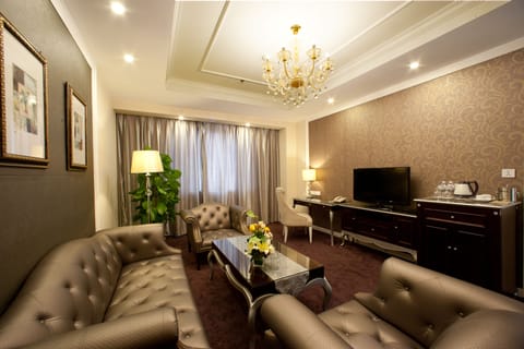 Executive Suite | Living area | LCD TV