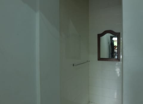 Standard Room | Bathroom | Shower, free toiletries, towels