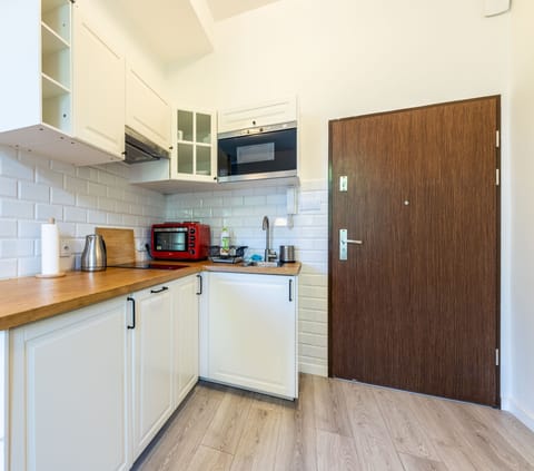 Apartment | Private kitchen | Fridge, microwave, oven, stovetop