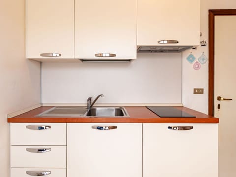 Sky, Mountain, Daytime, Building, Plant, Natural Landscape, House, Vegetation, Highland, Tree