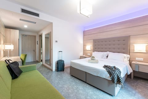 Deluxe Room (Alesso) | Minibar, in-room safe, desk, laptop workspace