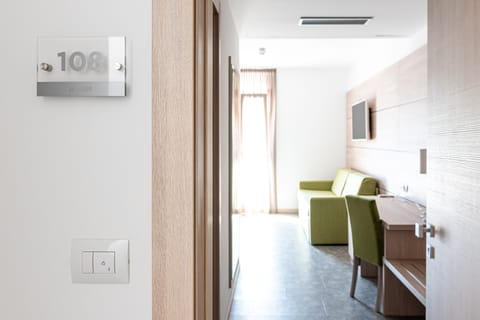 Deluxe Room (Alesso) | Minibar, in-room safe, desk, laptop workspace