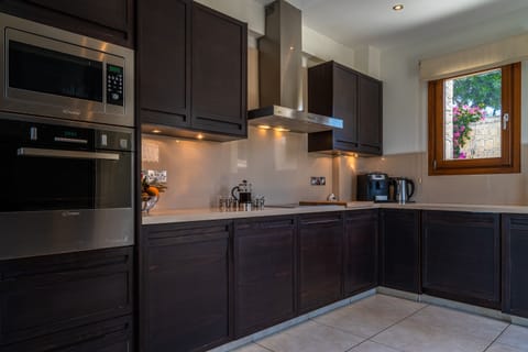 Villa | Private kitchen | Full-size fridge, microwave, oven, stovetop