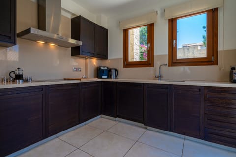 Villa | Private kitchen | Full-size fridge, microwave, oven, stovetop