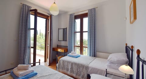 Villa | Iron/ironing board, free WiFi, bed sheets