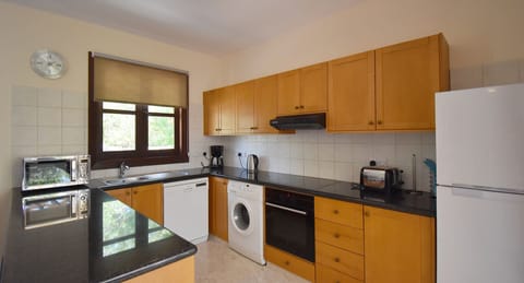 Villa | Private kitchen | Full-size fridge, microwave, stovetop, dishwasher