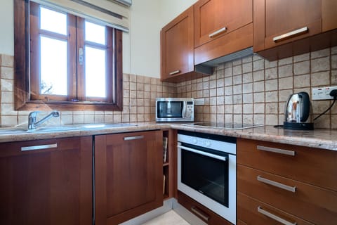 Apartment | Private kitchen | Full-size fridge, oven, stovetop, electric kettle