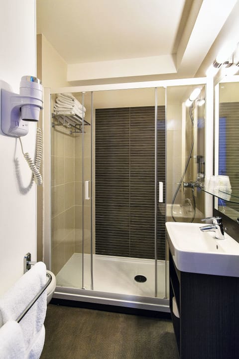 Superior Room, Terrace | Bathroom | Hair dryer, towels, soap, shampoo