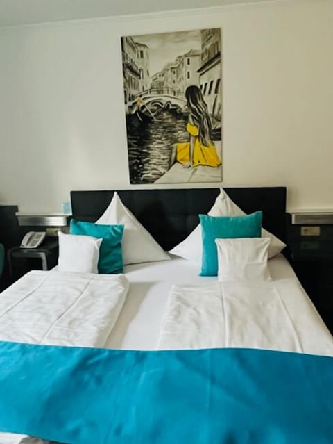 Deluxe Double Room | Hypo-allergenic bedding, in-room safe, desk, free WiFi