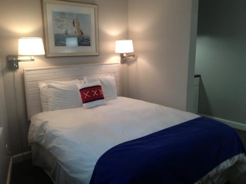 Basic Single Room | Down comforters, iron/ironing board, free WiFi, bed sheets