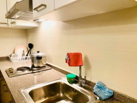 Business Studio, City View | Shared kitchen | Full-size fridge, stovetop, electric kettle, rice cooker