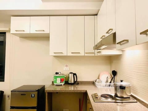 Business Studio, City View | Shared kitchen | Full-size fridge, stovetop, electric kettle, rice cooker