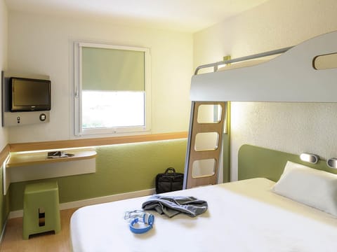 Triple Room, Multiple Beds | Desk, free WiFi, bed sheets