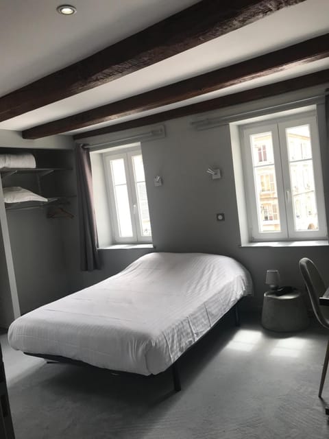 Select Comfort beds, desk, free cribs/infant beds, rollaway beds