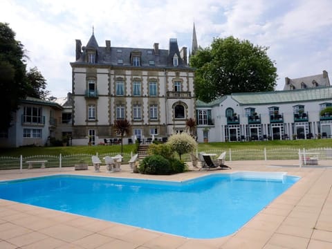 Seasonal outdoor pool, sun loungers