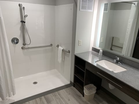 Room, 1 King Bed, Accessible (Mobility/hearing, roll-in shower) | Bathroom | Combined shower/tub, free toiletries, hair dryer, towels