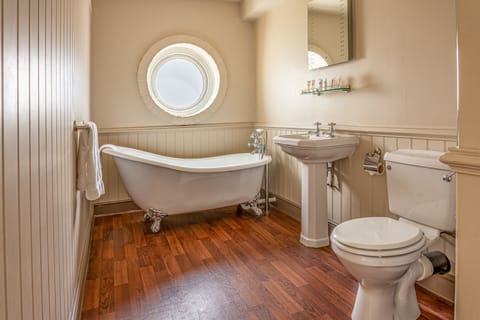 Superior Family Suite | Bathroom | Free toiletries, hair dryer, towels