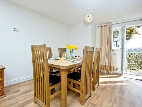 Attractive dining area | 3 Harbour View, Newquay