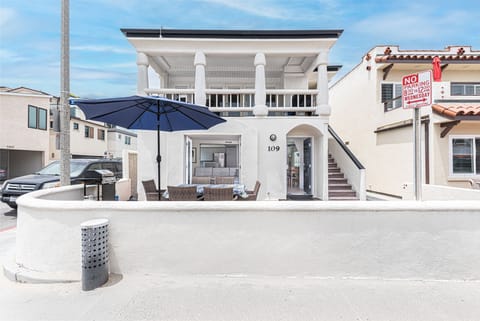 35th Street view of the entire corner, ocean view duplex. This listing information only pertains to the downstairs 3 bd/3 ba unit. The upper 4 bd/2 ba unit can also be rented when available. See separate listing.