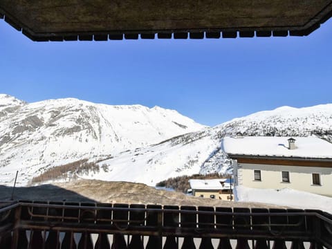Sky, Building, Daytime, Property, Mountain, Snow, White, Light, Window, Slope