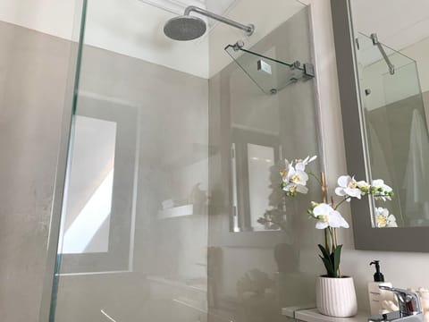 Comfort Suite | Bathroom | Towels, soap, toilet paper