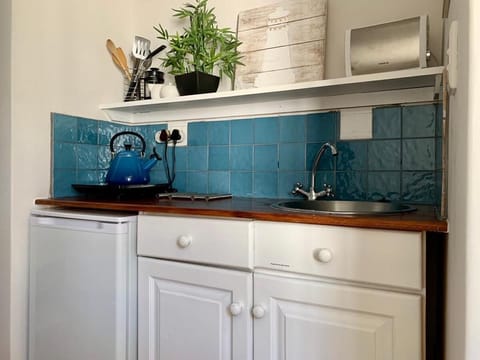 Standard Double Room | Private kitchen | Microwave, stovetop, espresso maker, coffee/tea maker