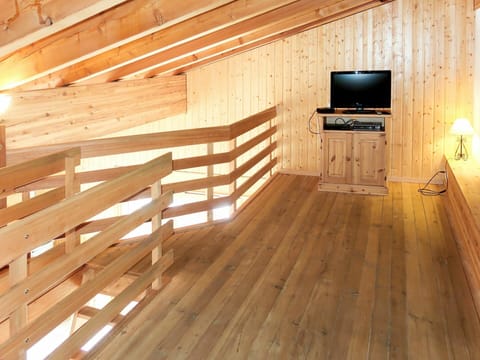 Room, Wood, Wood Flooring, Hardwood, Floor, Property, Interior Design, Log Cabin, Building, Wood Stain