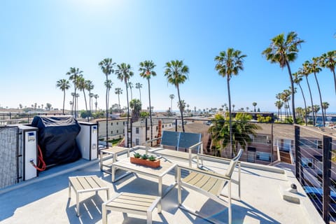 Natural Gas Grill Provided on Roof Deck