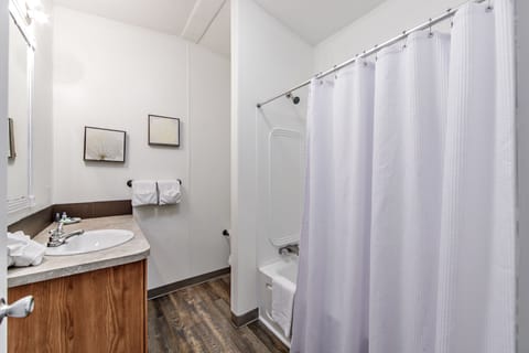Basic Mobile Home (Master Bedroom) | Bathroom | Towels