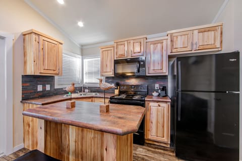 Deluxe Cottage | Private kitchen | Coffee/tea maker