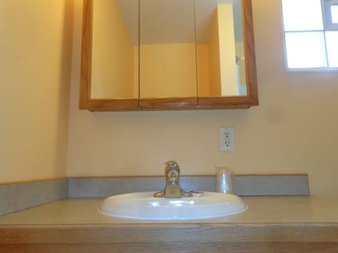 Superior Room, 1 Queen Bed | Bathroom sink