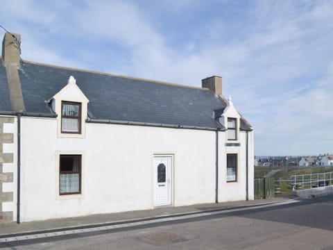 Traditional Scottish cottage in a lovely unspoilt location | White Gables - Scott Holiday Cottages, Portknockie