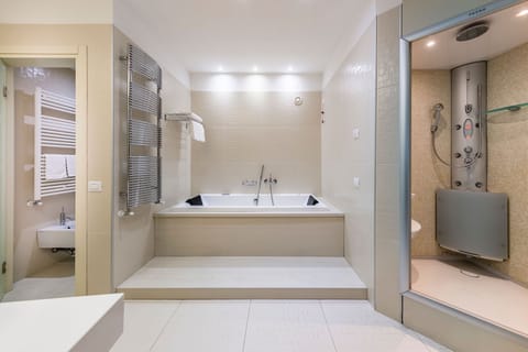 Presidential Suite | Bathroom | Shower, free toiletries, hair dryer, slippers