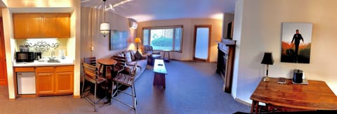 Suite | Living area | Flat-screen TV, books